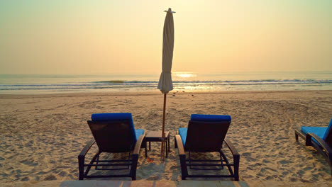 Sonnenschirm-Strand-Mit-Palme-Und-Meeresstrand-Bei-Sonnenaufgang