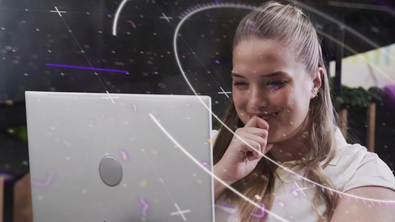 Donna che esamina la tecnologia su un laptop mentre la telecamera si muove e sovrapposizioni viola scorrono sullo schermo reagendo.
