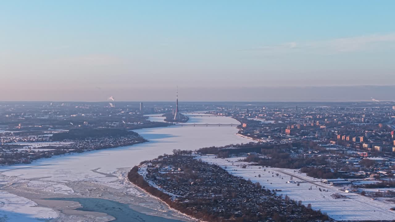 Fiume Daugava ghiacciato, ripresa aerea, che conduce verso il centro di Riga, panoramica generale