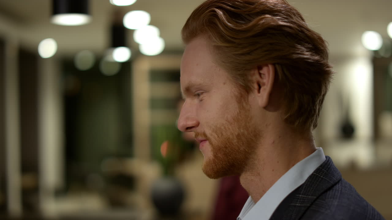 로비 에서 동료 와 대화 하는 사업가. 남성 매니저 가 문서 를 받는 것