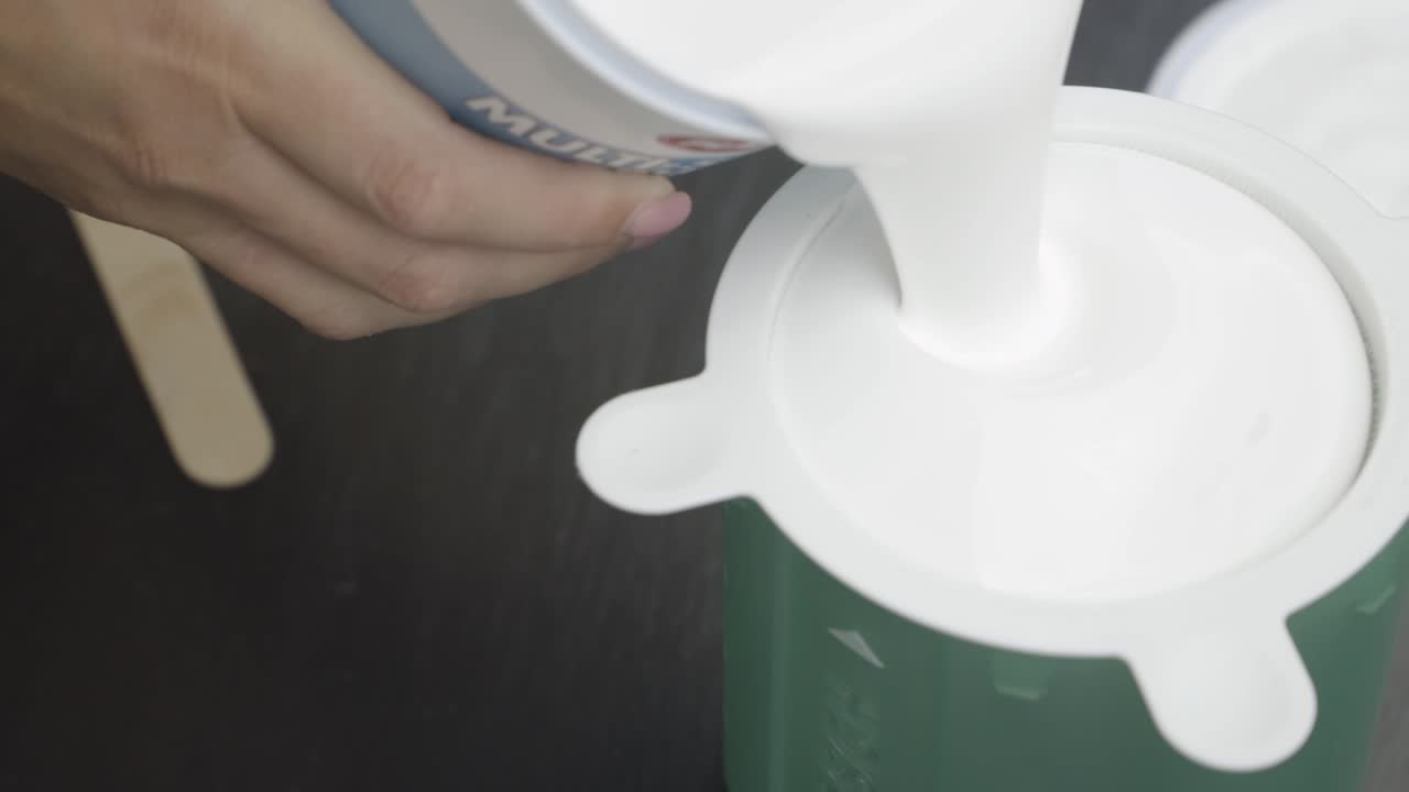 niña trabajo aplicando dolor pintor renovación