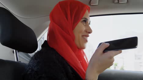 Frau-Im-Hijab,-Die-Mit-Dem-Mobiltelefon-4k-Spricht