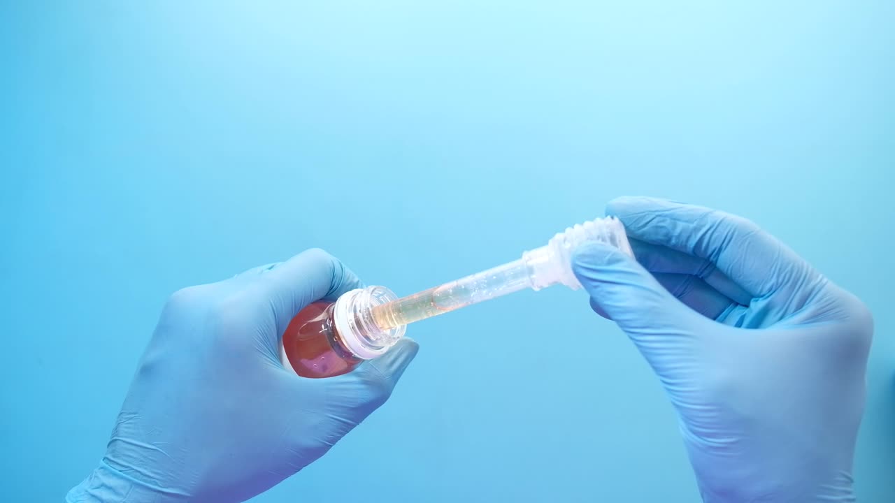 procedimiento de laboratorio con guantes