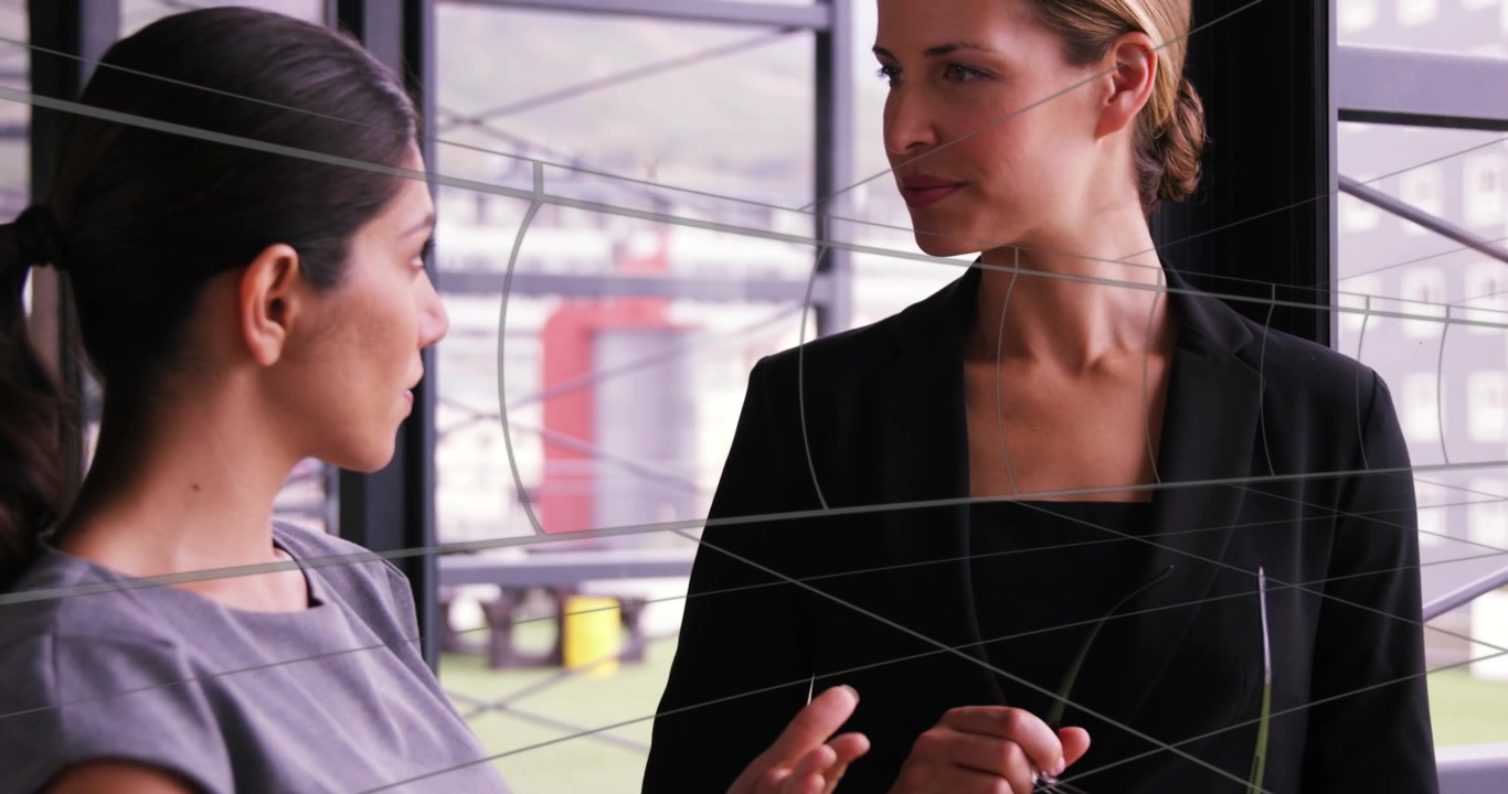 Animazione di un tunnel con un motivo continuo sopra due donne d'affari diverse che discutono in ufficio.