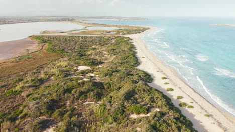 Idílico-Paisaje-Marino-En-El-Oasis-De-Vida-Silvestre-Orientado-A-La-Reserva-Natural-De-La-Reserva-Natural-De-Vendicari-En-Italia---Toma-De-Drones