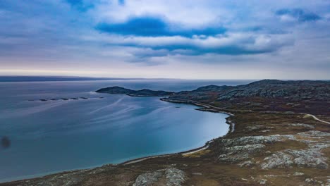 Die-Dicke-Decke-Aus-Blaugrauen-Wolken,-Die-über-Der-Bucht-Hängt