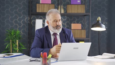 un hombre de negocios infeliz y reflexivo.