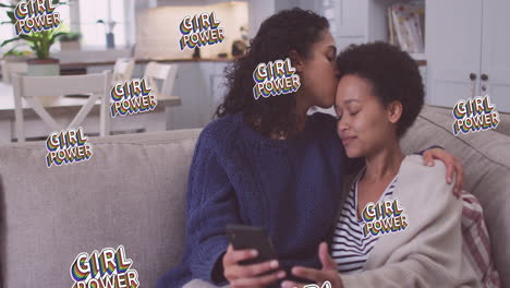 animación de texto de poder de la niña sobre dos mujeres usando un teléfono inteligente