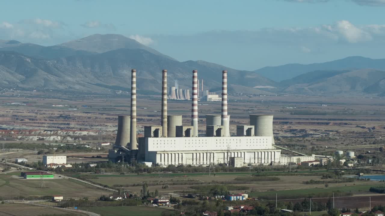 central eléctrica de carbón sin humo día soleado cielo despejado tiro amplio