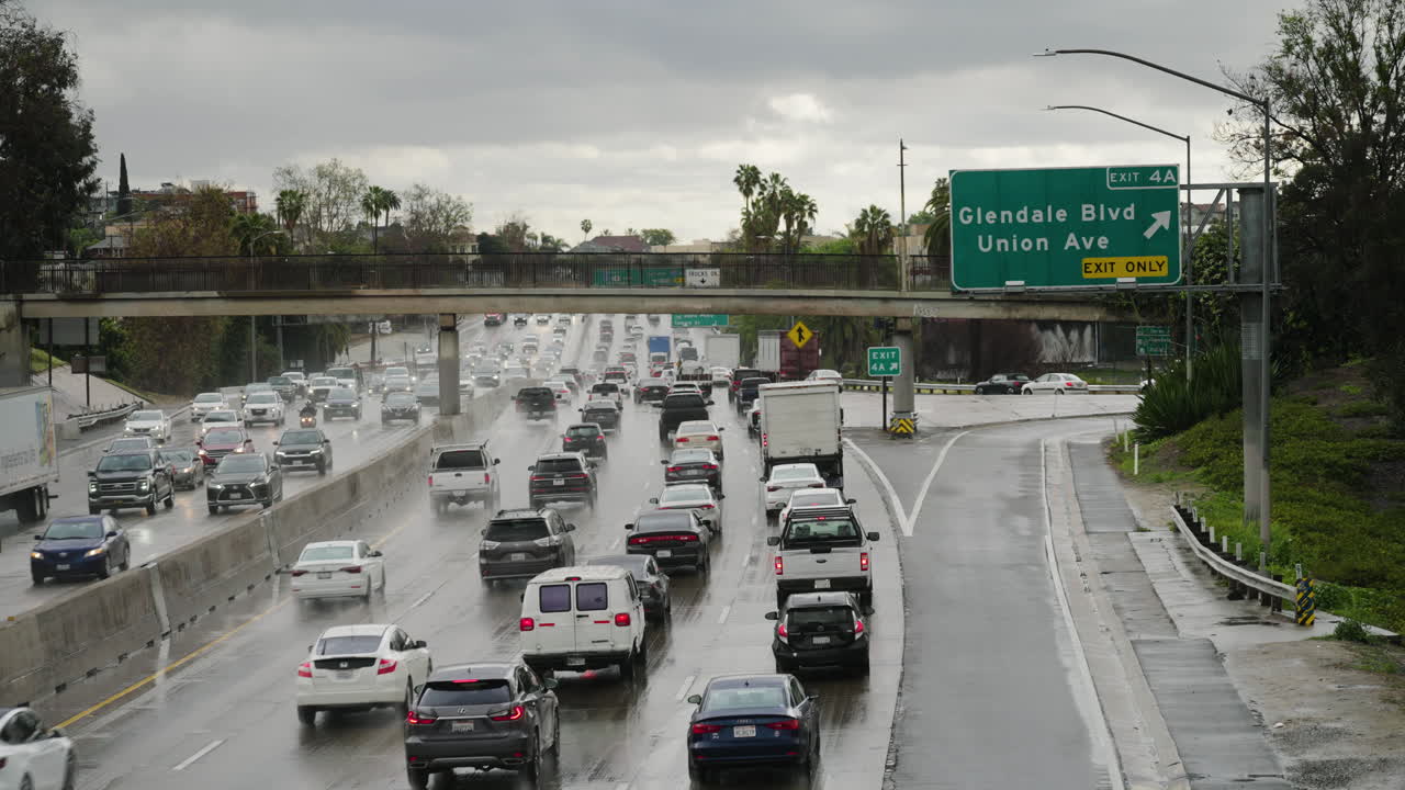 una toma amplia de tráfico bajo fuertes lluvias en la autopista 101 en los ángeles