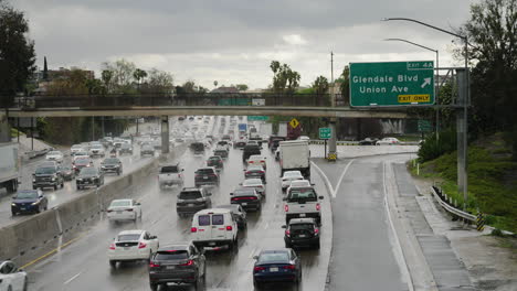 Una-Toma-Amplia-De-Tráfico-Bajo-Fuertes-Lluvias-En-La-Autopista-101-En-Los-ángeles