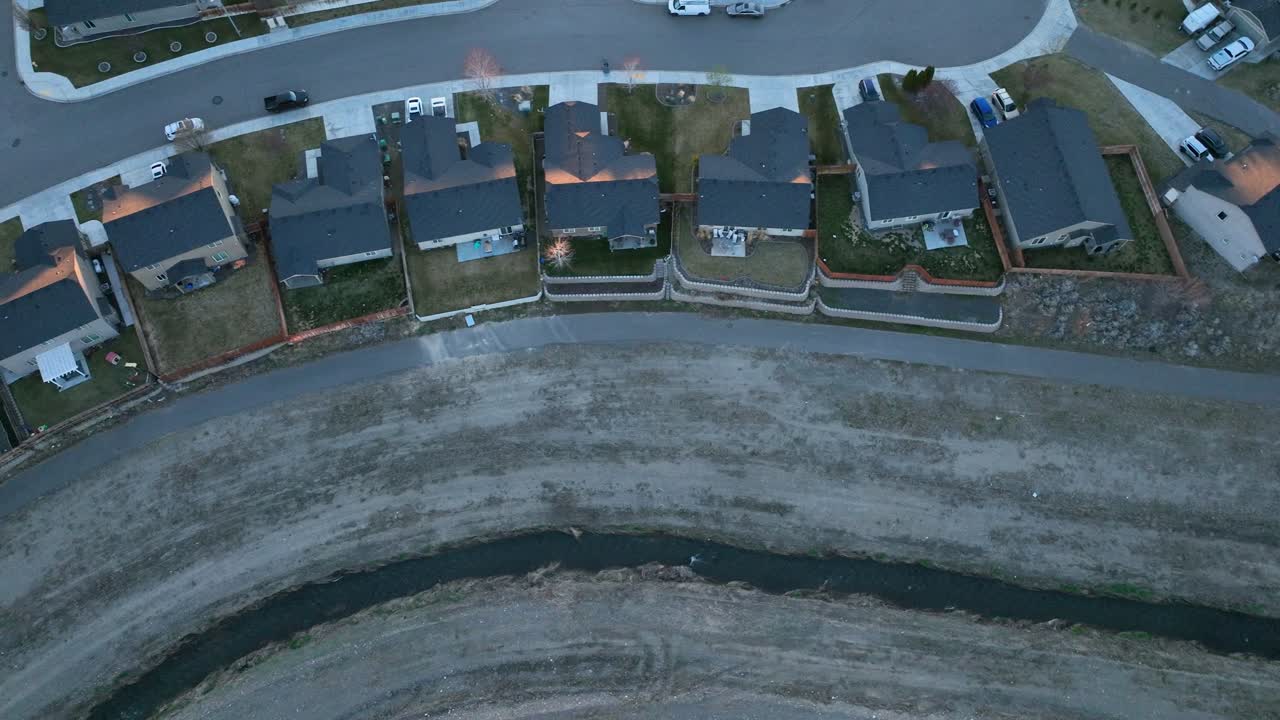 뒷마당 에 넓은 관개 채널 이 있는 주거 주택 의 공중 뷰