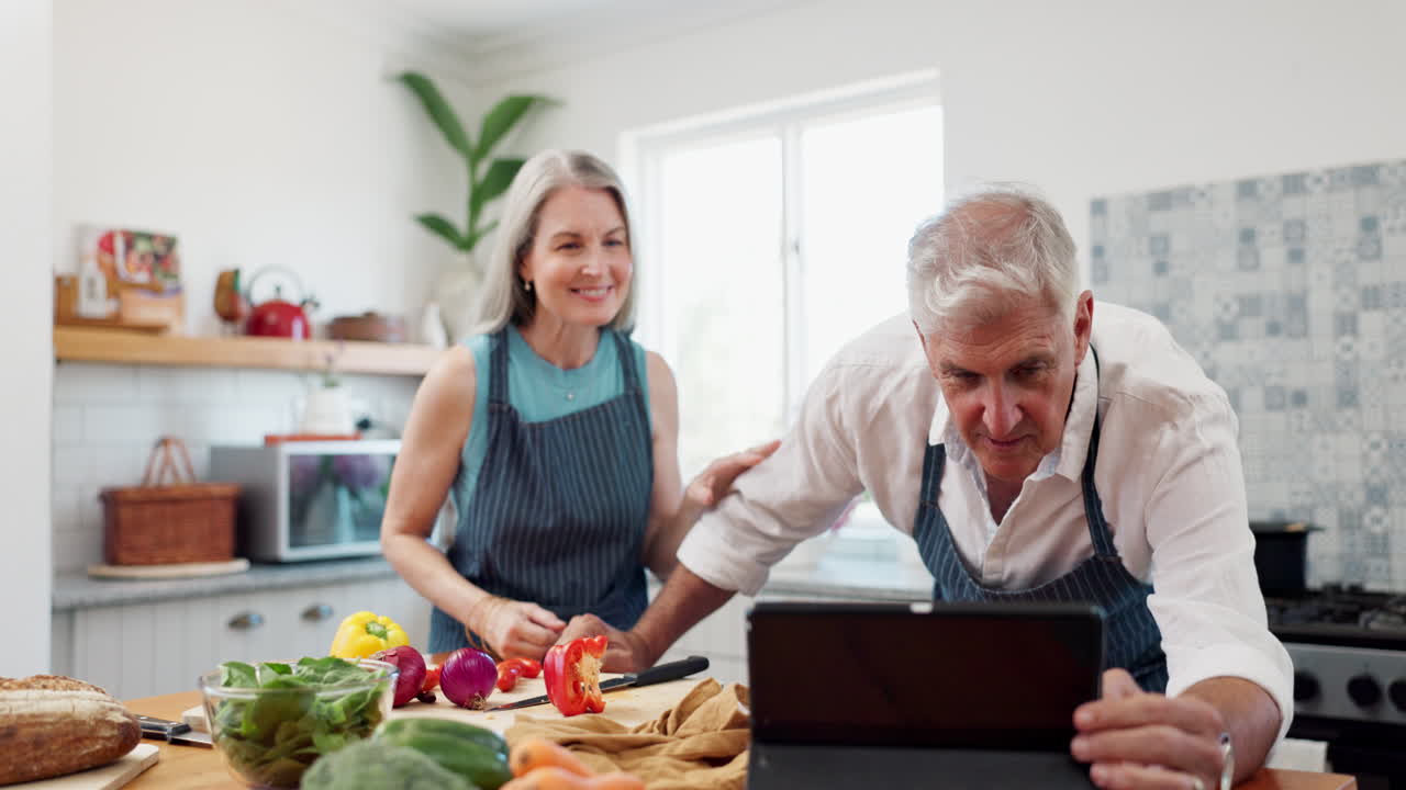 una pareja de mayores aprenden a cocinar en línea