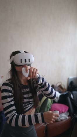 mujer y chica jugando juegos de realidad virtual en casa