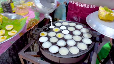 cocinando panqueques tradicionales en el mercado flotante de bangkok
