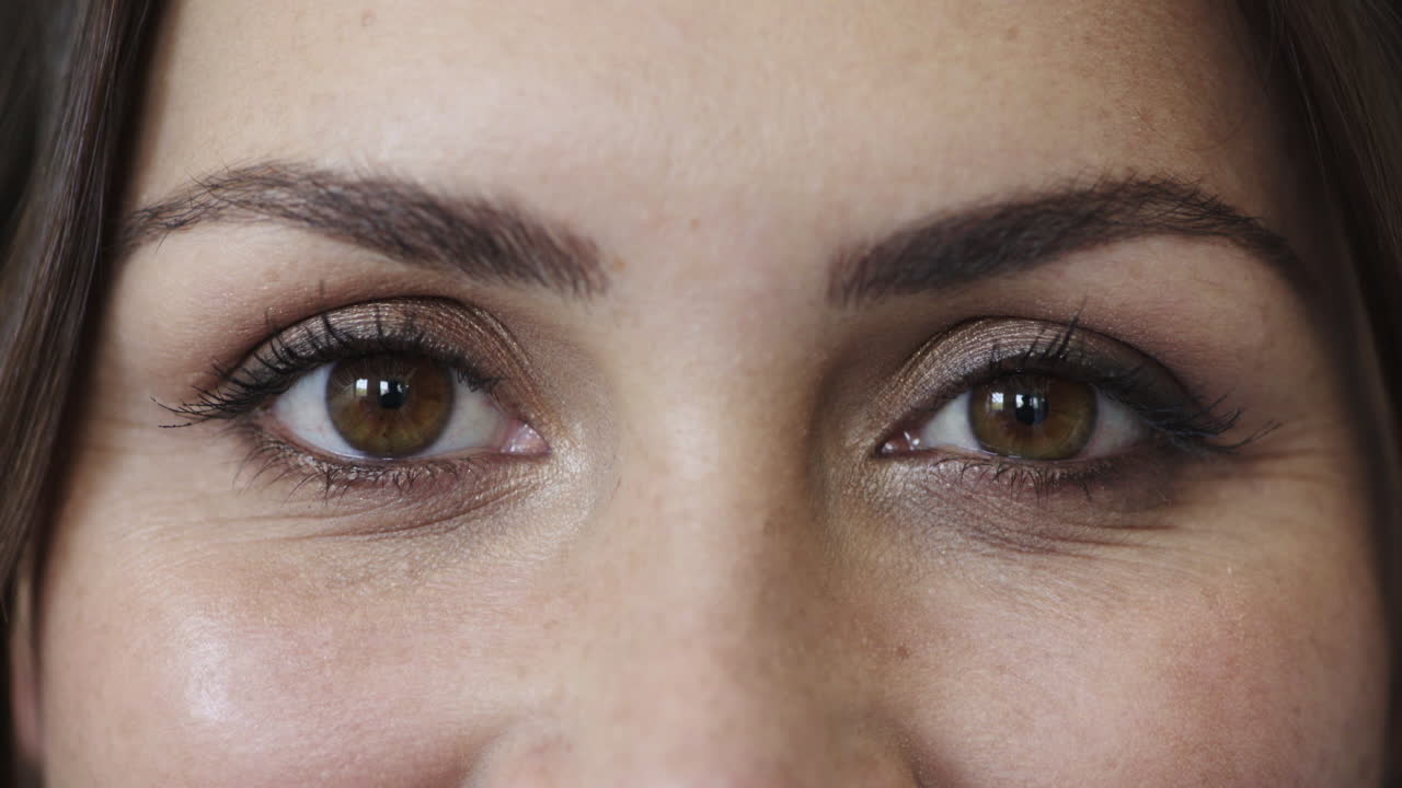 prueba de visión y ojos en el rostro de la mujer