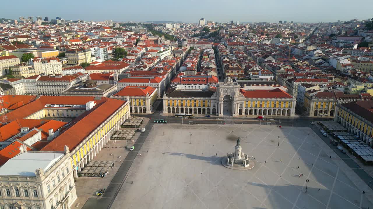 Volare all'indietro all'alba sopra Praça do Comércio o Terreiro do Paço e il fiume Tago, con vista sull'arco di Rua Augusta con la città di Lisbona sullo sfondo. Portogallo