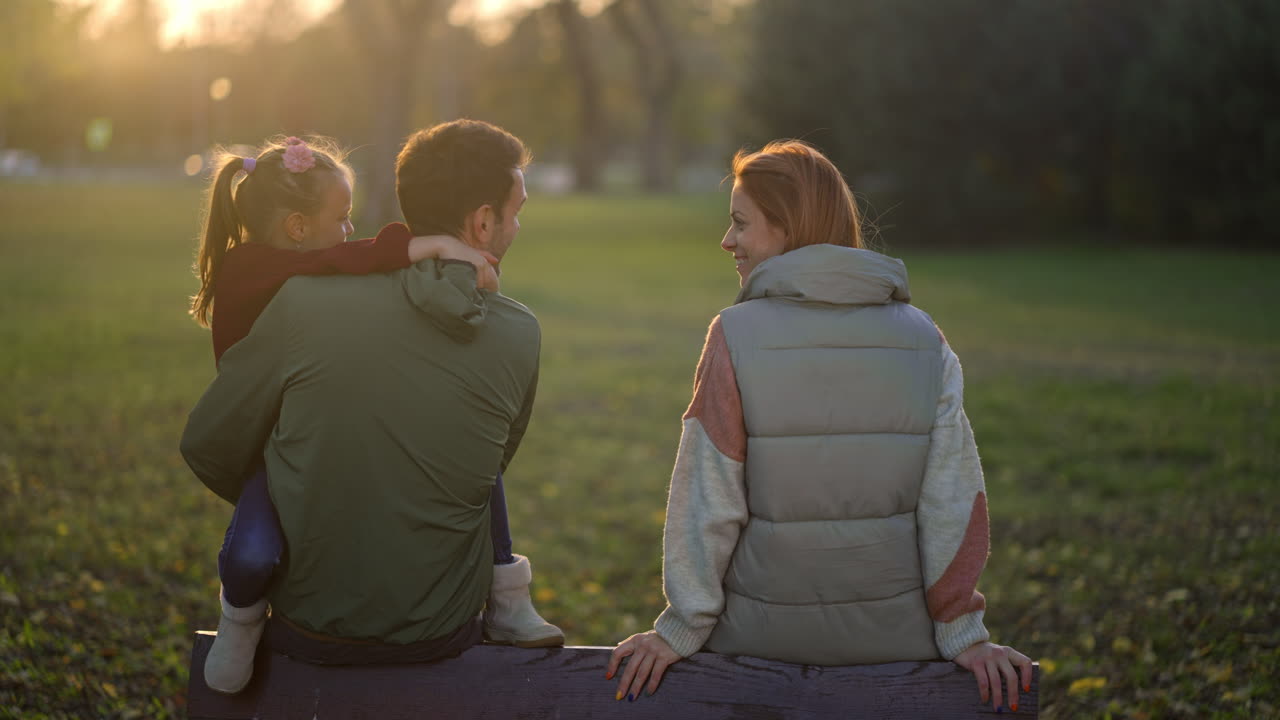 가족 들 이 공원 에서 함께 즐거운 시간 을 보내고 있다