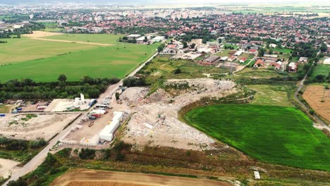 Vista-Aérea-Por-Drones-De-Un-Vertedero-Abierto-Con-Montones-De-Residuos