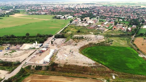 vista aérea de un vertedero abierto con montones de residuos