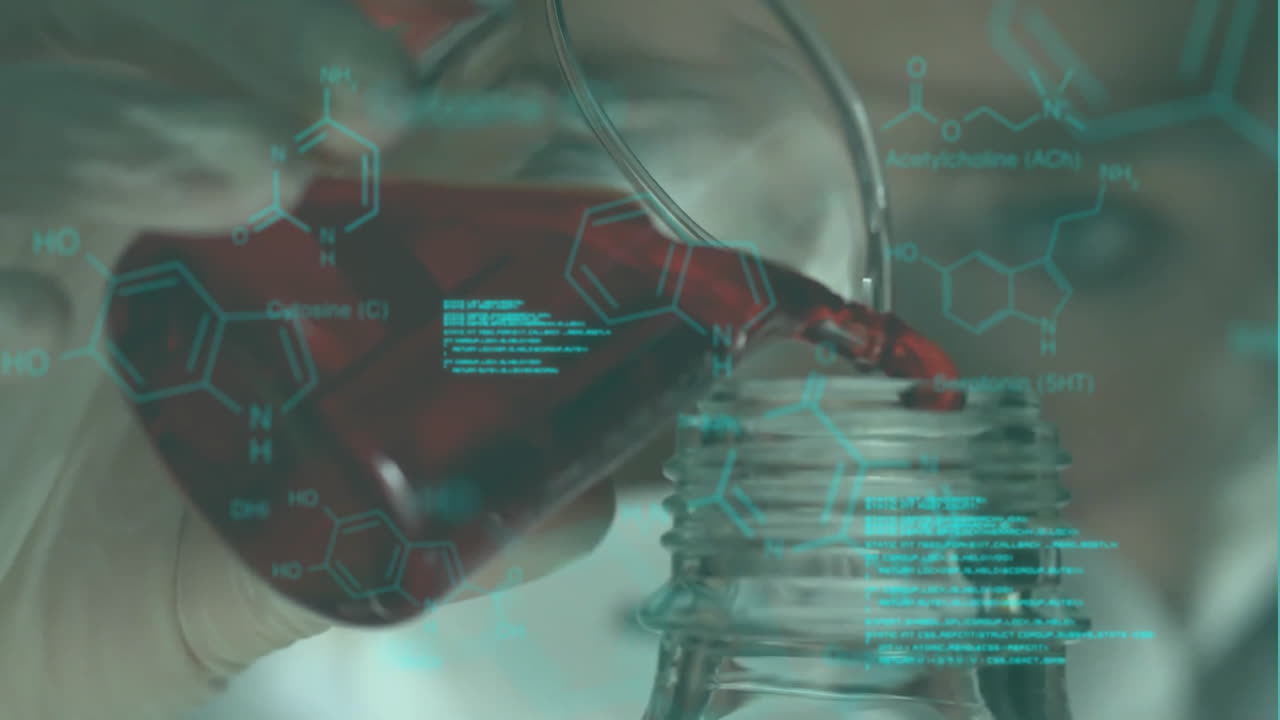 animación de procesamiento de datos y fórmula química sobre científica caucásica con vaso