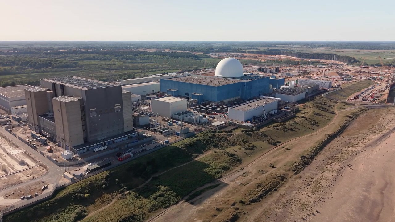 Approccio con drone aereo alla centrale nucleare e infrastruttura energetica di Sizewell B, Suffolk, Regno Unito