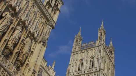 Esculturas-De-Santos-En-La-Entrada-De-La-Catedral-De-Gloucester-En-Inglaterra,-Reino-Unido