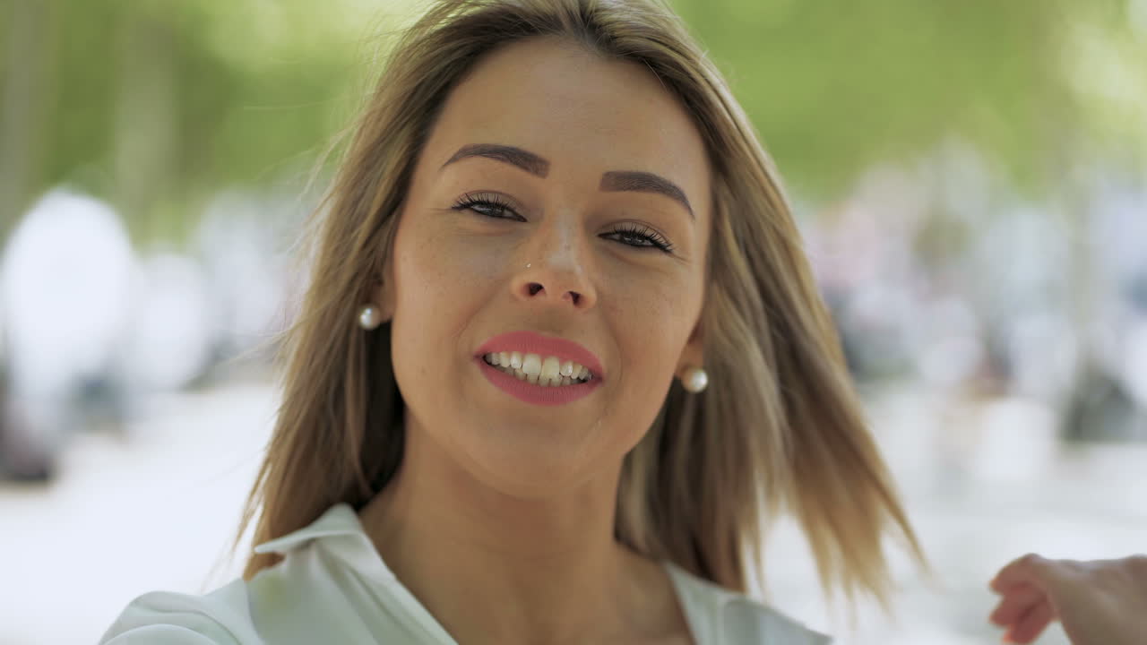 hermosa mujer joven hablando a la cámara