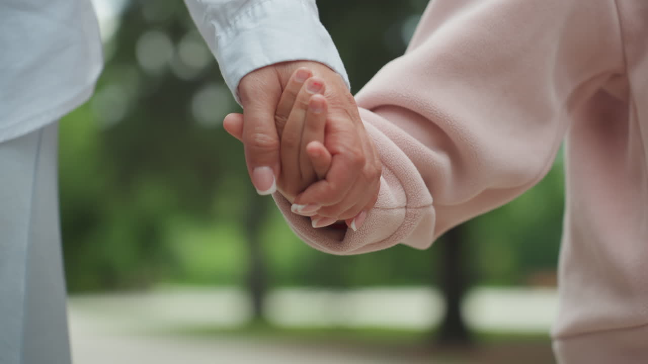 Mãe e filha caminham juntas pacificamente. Relacionamento próximo demonstrado durante uma caminhada tranquila na natureza. Mãe protetora e filha compartilham um momento terno em uma trilha arborizada e pacífica ao ar livre