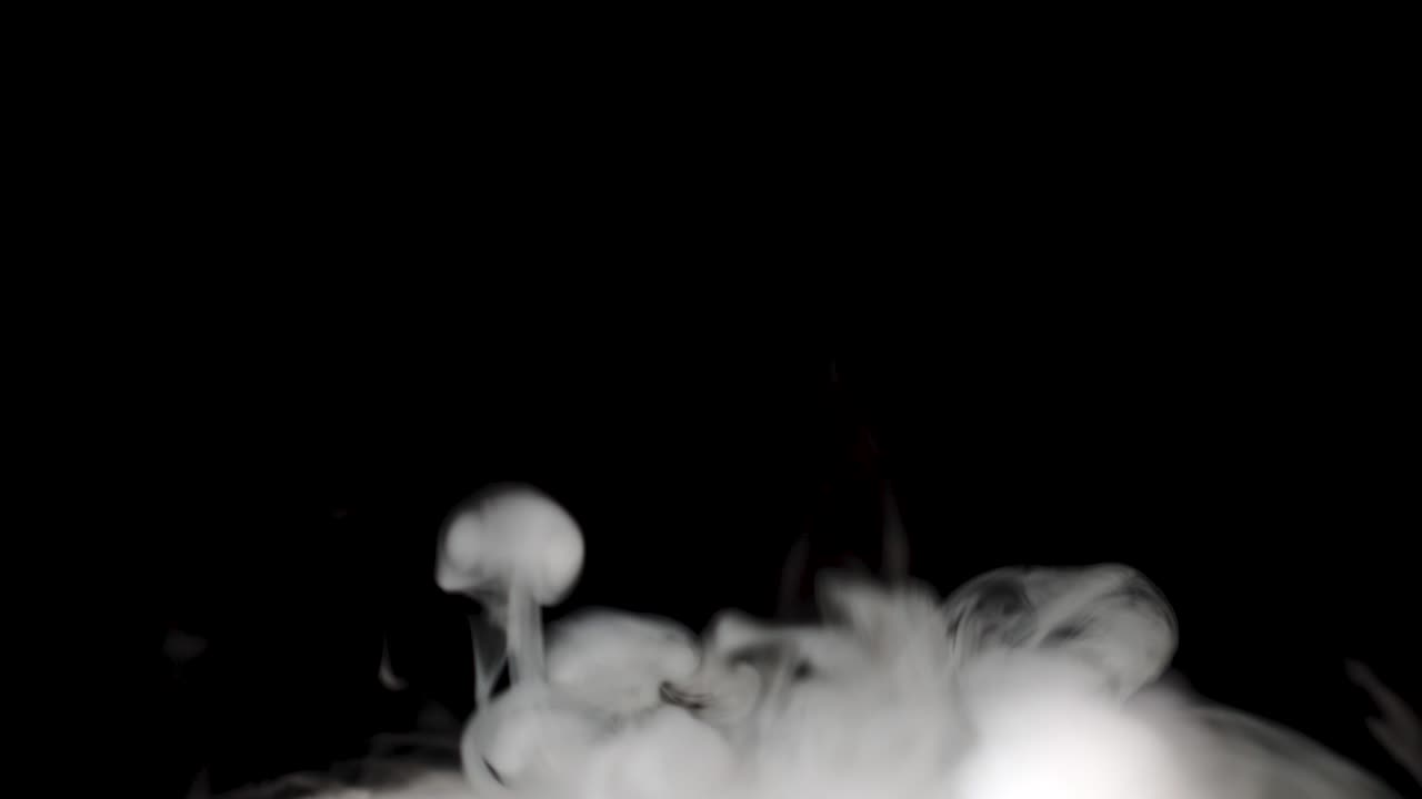 지상에서 어나오는 무서운 연기. 빠른 움직임. 사용을 위한 스크린 모드. 할로윈 기회. 무서운. 유령.