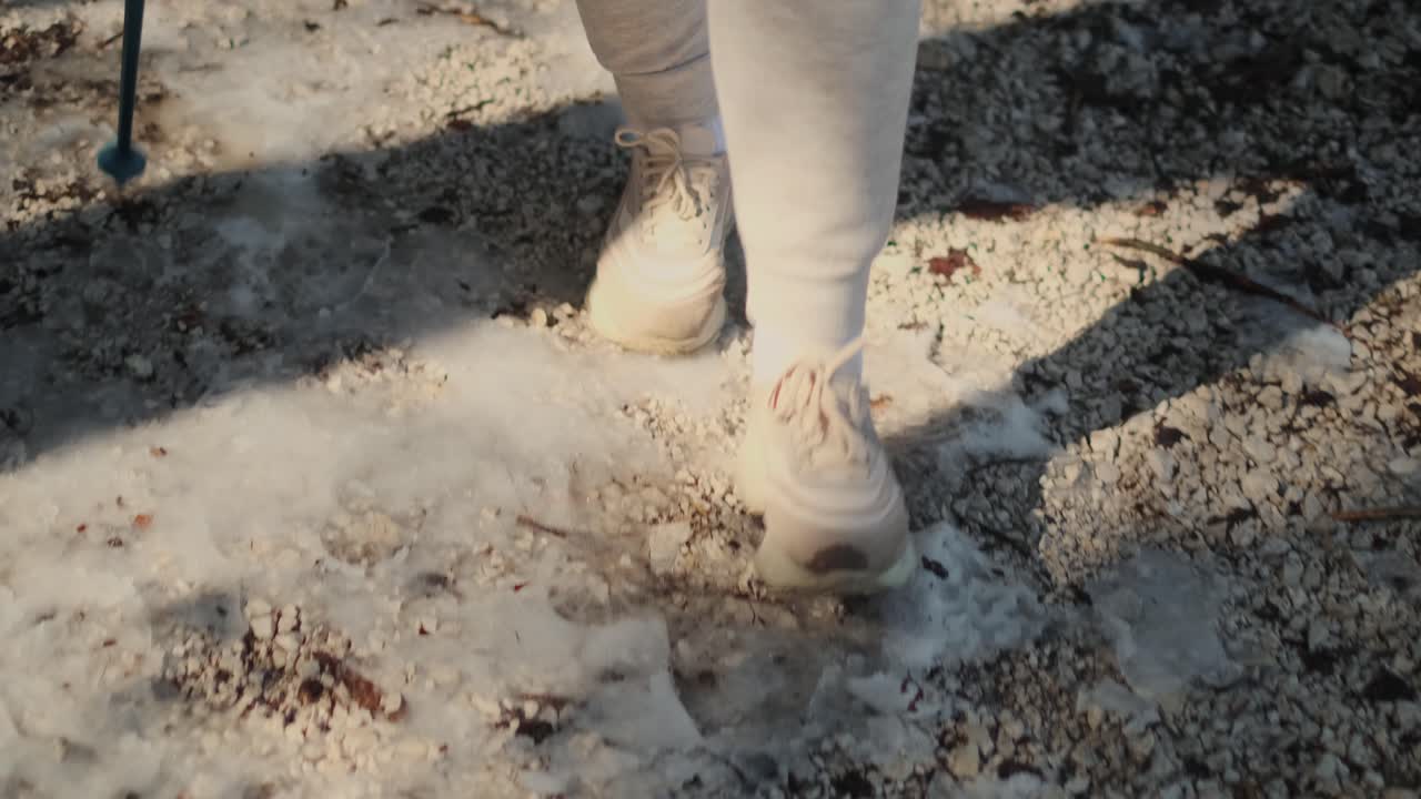 자갈 길 을 고 있는 사람