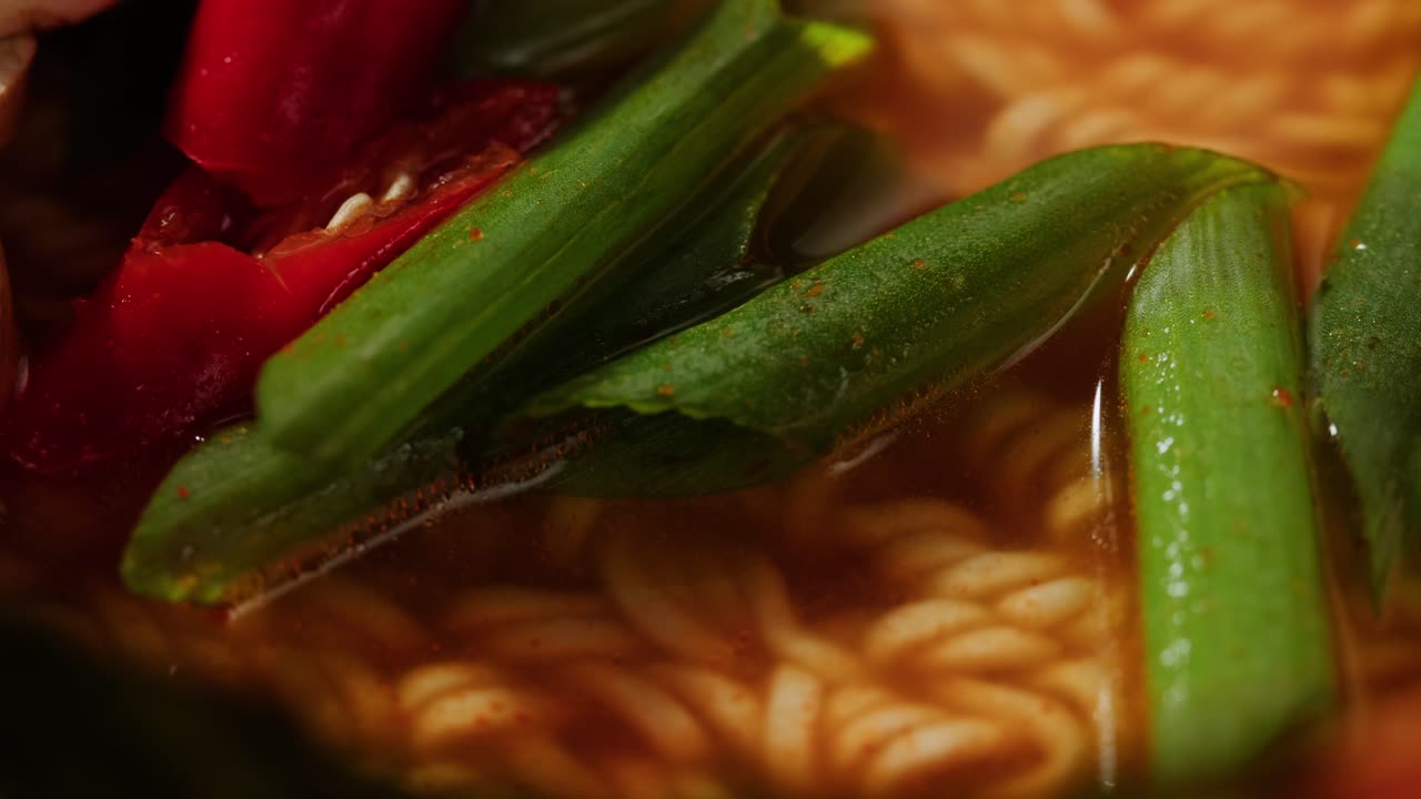 칠리 고추 와 초록 양파 를 은 라멘 그 의