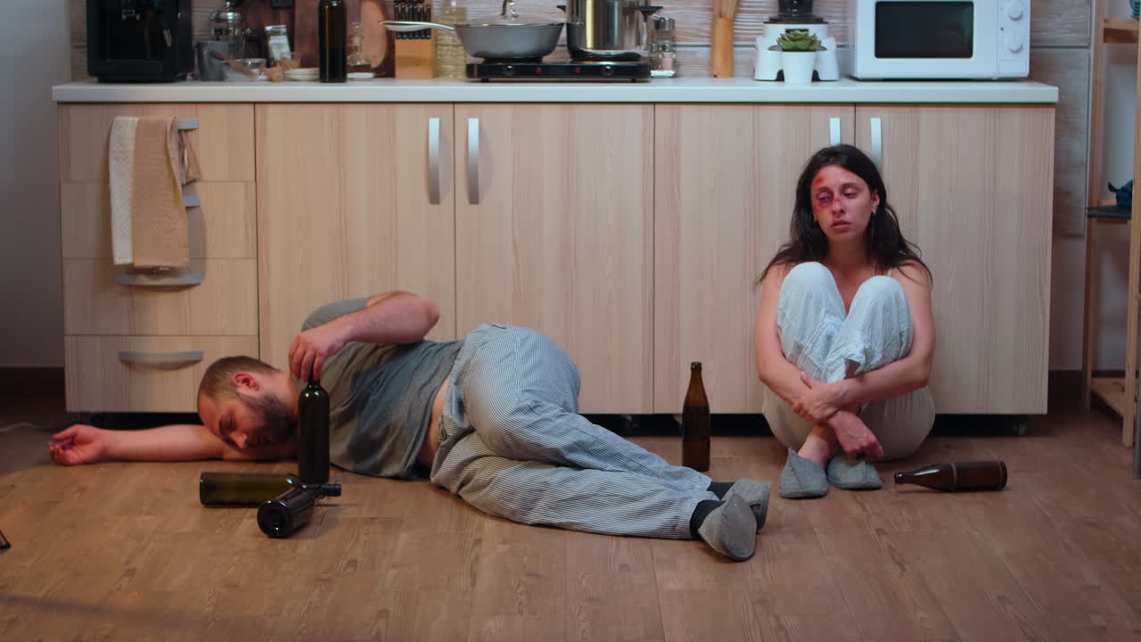 Coppia anziana che beve un bicchiere di vino