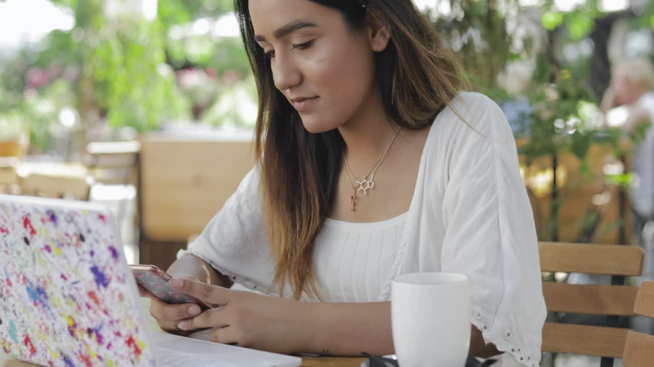 mujer joven leyendo su teléfono móvil