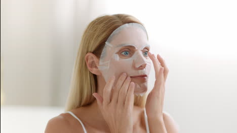 mujer aplicando una máscara facial
