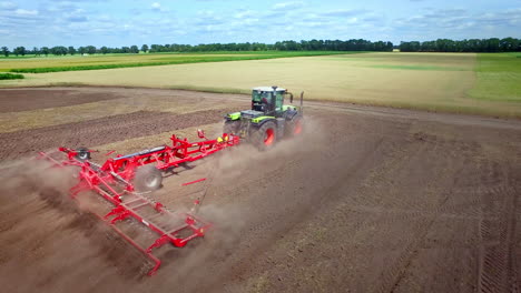 Pflügen-Des-Feldes.-Ackerschlepper-Pflügt-Landwirtschaftliches-Feld.-Landwirtschaftliche-Geräte