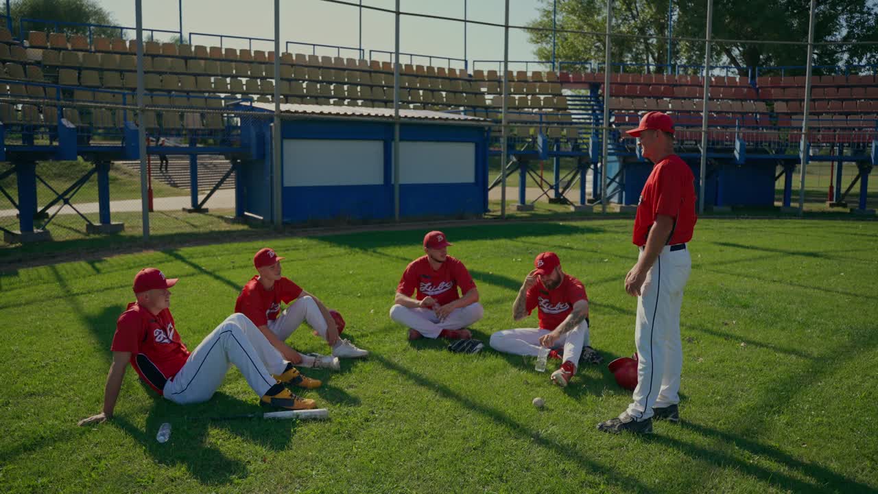 Riunione della squadra di baseball con l'allenatore sul campo