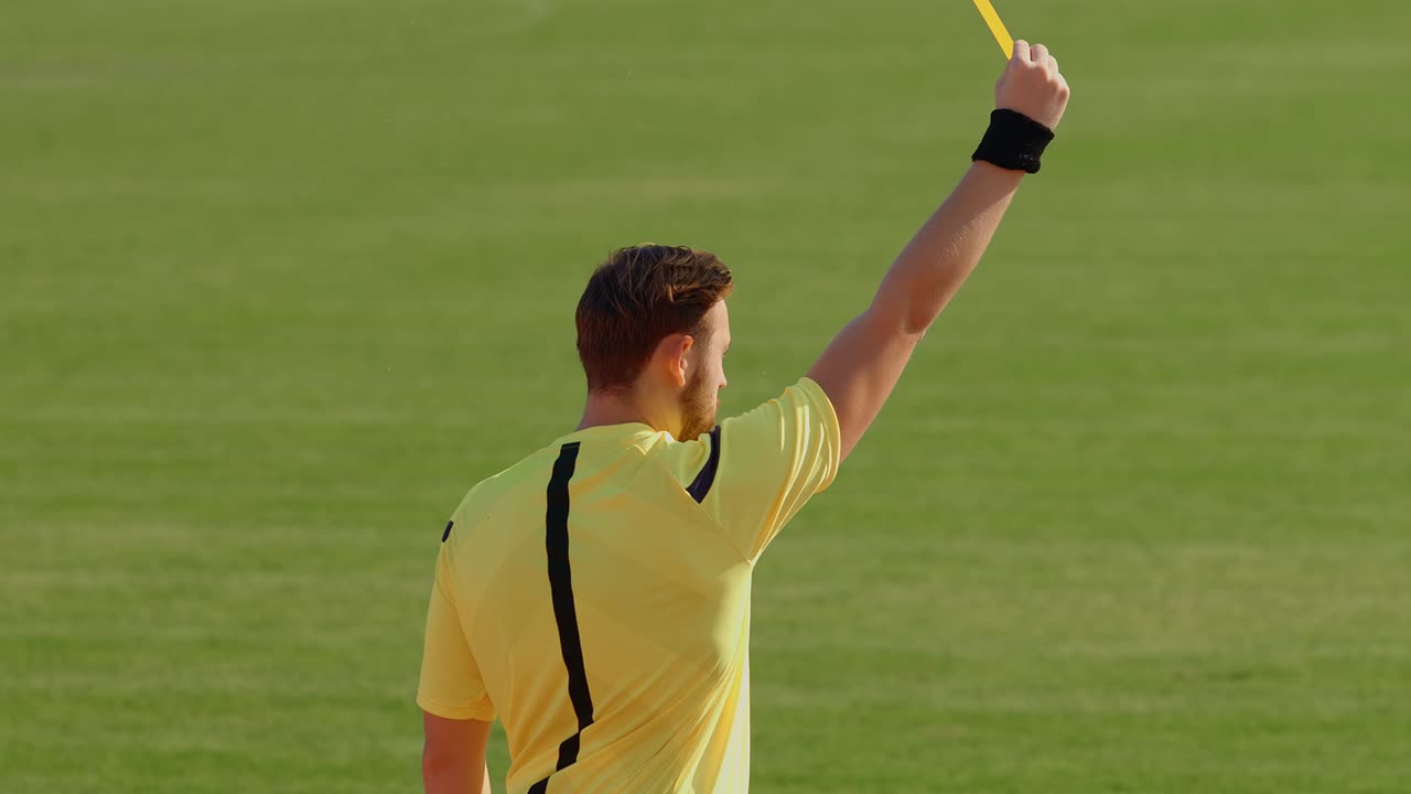 el árbitro de fútbol muestra una tarjeta amarilla de penalización, 4k, 75 fps