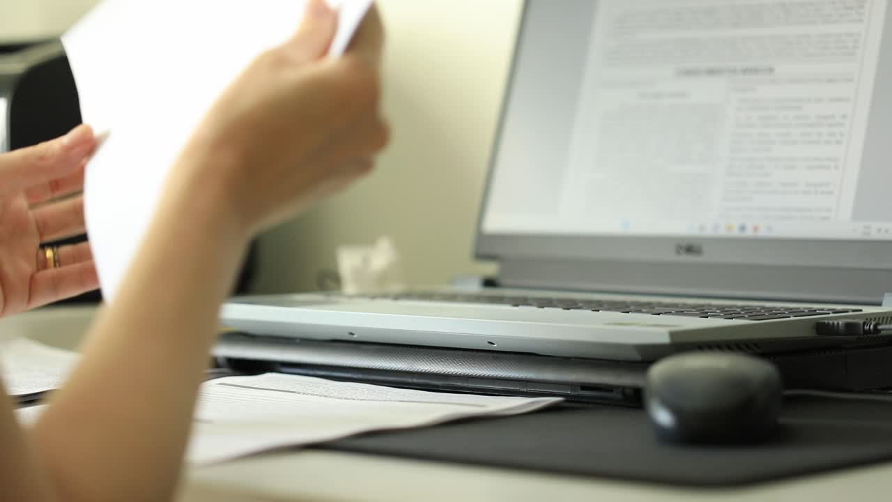 작업은 노트북과 하드 코피에서 정보를 확인하면서 진행됩니다. 느린 동작