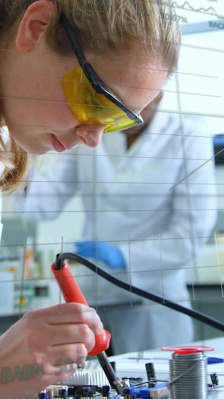 Vertikal video: Kvindelig tekniker læner sig frem og lodder printplade (PCB) til teknisk kvalitetssikring (QA), med data-overlay, der vises.