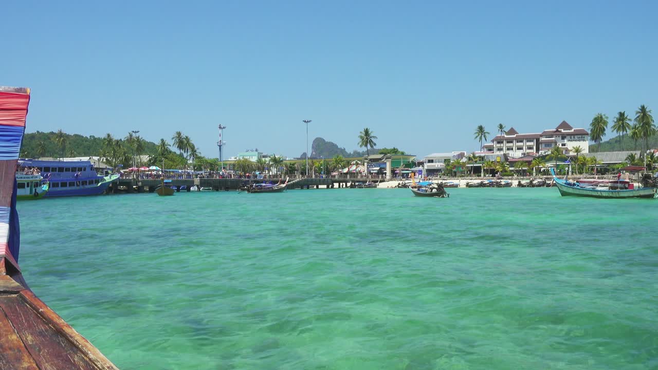 피피 섬의 휴양지와 함께 아름다운 해변