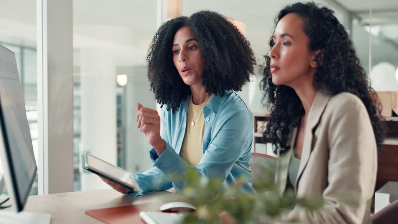 Due donne d'affari che collaborano in ufficio