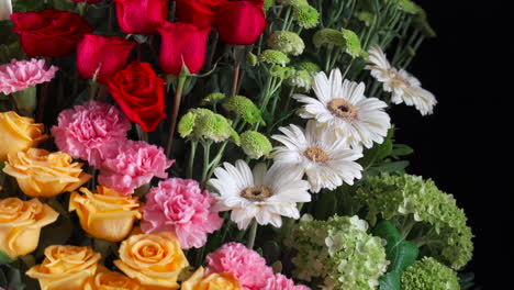 Rosen-Und-Gerbera-Blumenarrangement-Nahaufnahme-Slider-Shot-Schwenken