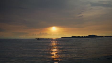 Jetski-Touren-Zum-Sonnenuntergang-Am-Strand-Von-Pattaya