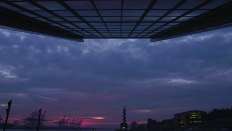 Timelapse-Del-Cielo-Rosa-Sobre-El-Puerto-De-Hamburgo-Con-Arquitectura-Moderna,-Vista-Desde-El-Muelle