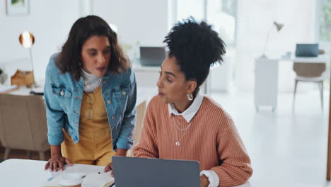 alto cinco, computadora portátil o empleados felices con el éxito