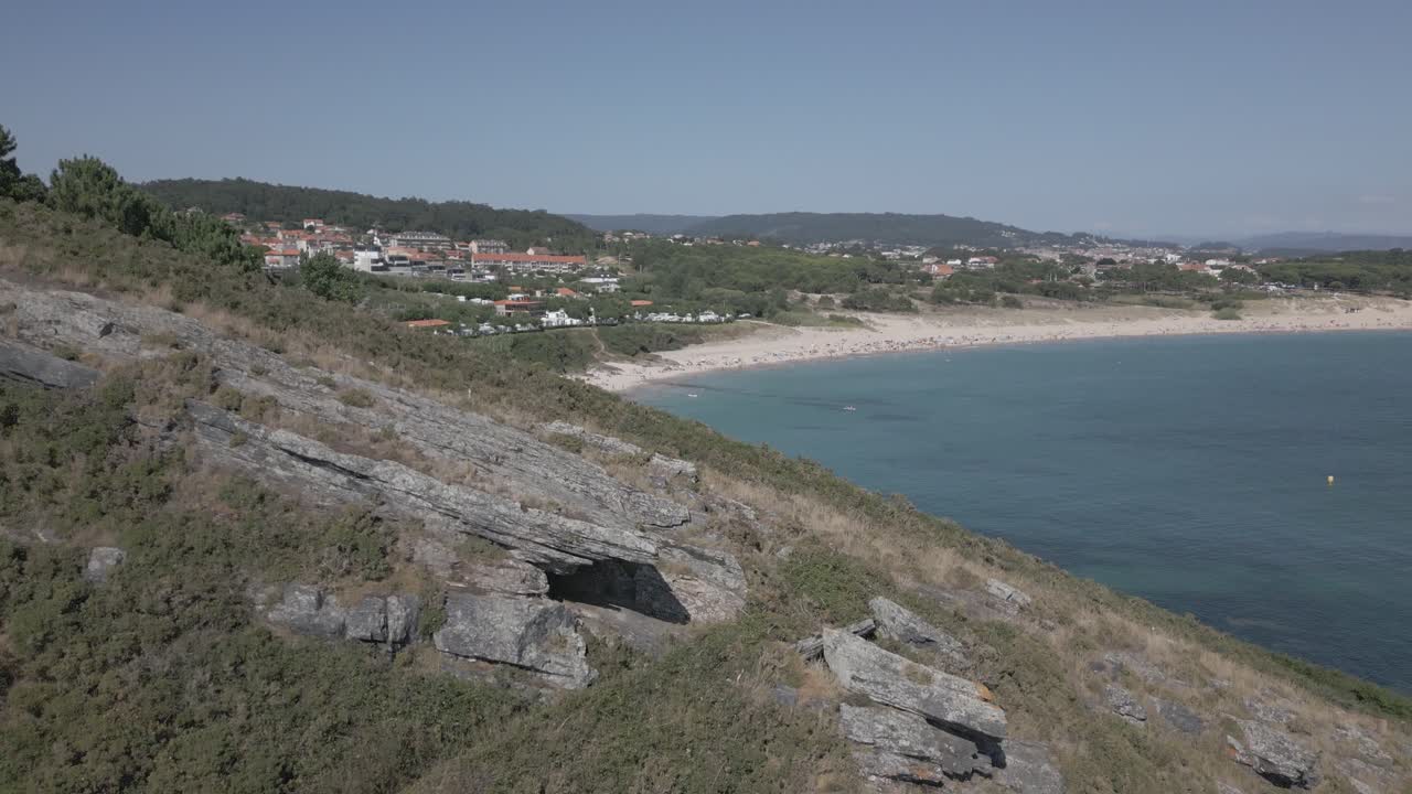 imágenes crudas reveladoras de la playa con agua de jade en la aldea costera con bosque