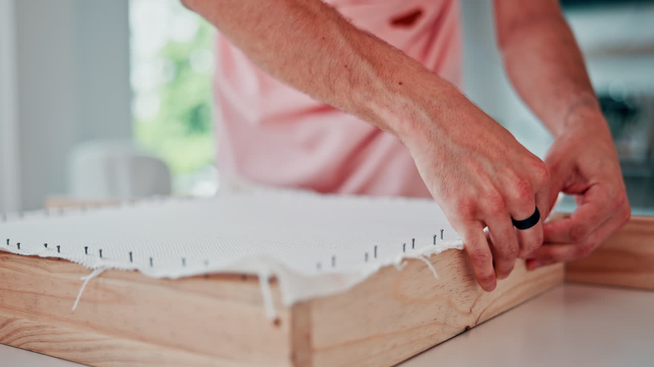 persona que crea arte de puntada de aguja