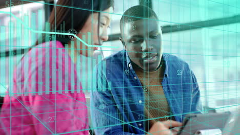 animación del procesamiento de datos financieros sobre diversos empresarios que trabajan en la oficina