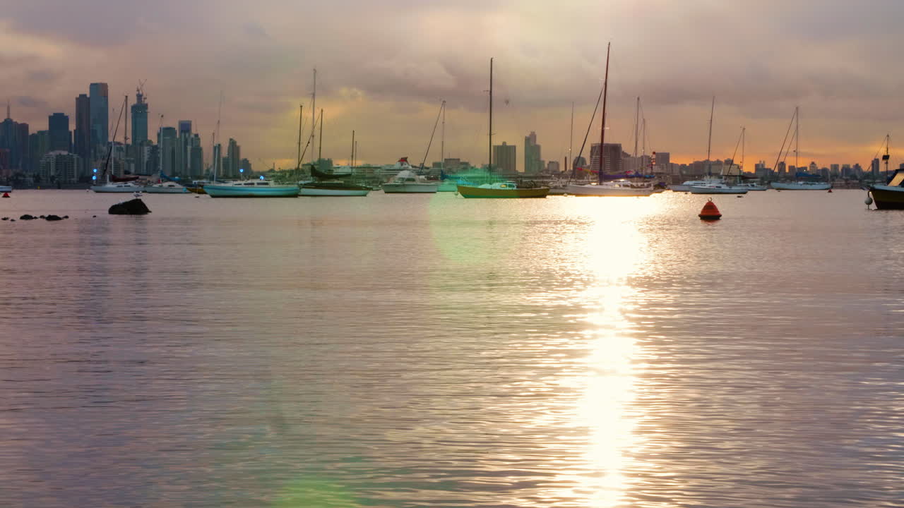 agujero perforado a través de las nubes por el sol brillando el agua reluciente durante la hora dorada